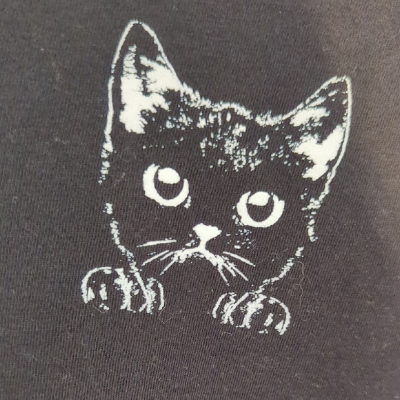 Torrid Black V-Neck Short Sleeve T-Shirt with White Cat Peekaboo - Picture 2 of 3